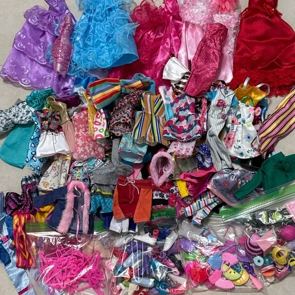 (Large Bundle of Barbie) - Picture 4 of 6